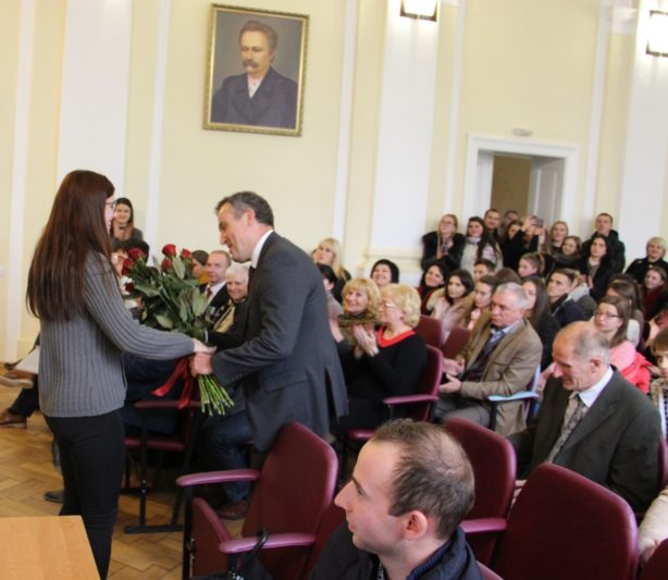 Квіти від студентів соціально-гуманітарного факультету, які навчалися у Бельгії за програмою ERASMUS