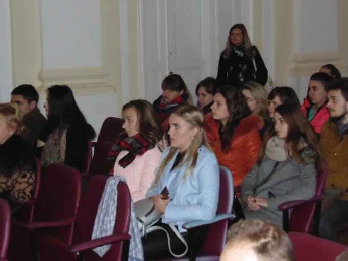 Студенти на перегляді фільму