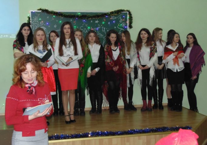 Доцент Ганна Іваночко нагороджує учасників грамотами