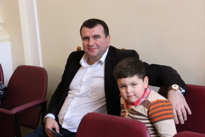 Доцент Юрій Вовк та його юний помічник Ростислав