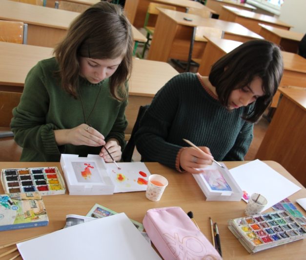 Учні створюють різдвяні листівки