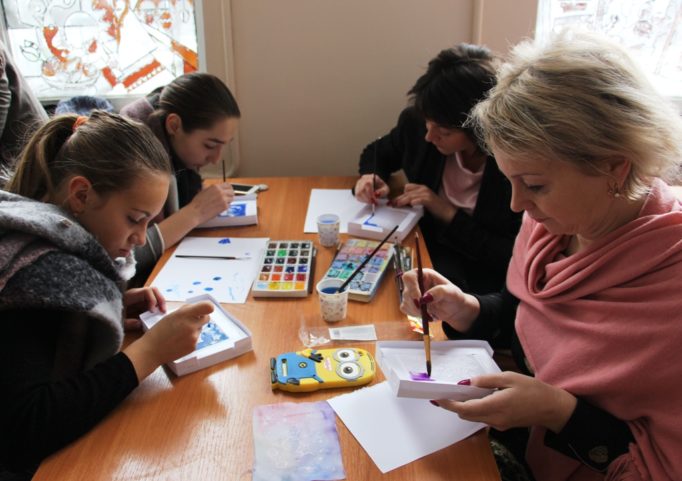 Викладачі разом з учнями долучилися до майстер-класу з виготовлення різдвяної листівки