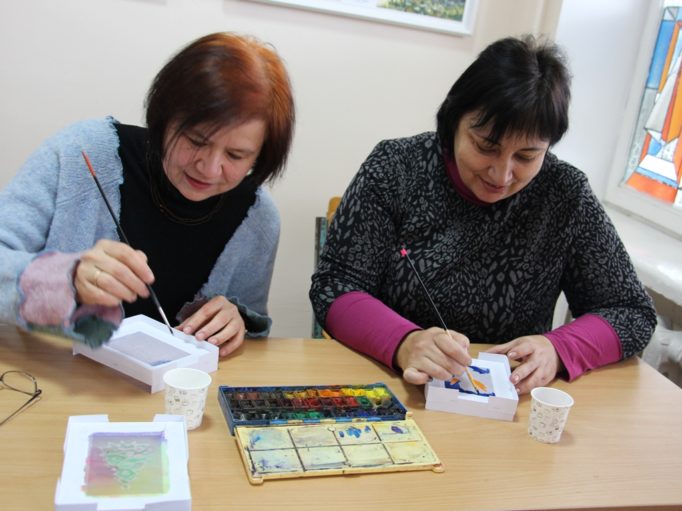 Старший викладач Марія Каралюс та доцент Тетяна Білан готують різдвяні подарунки