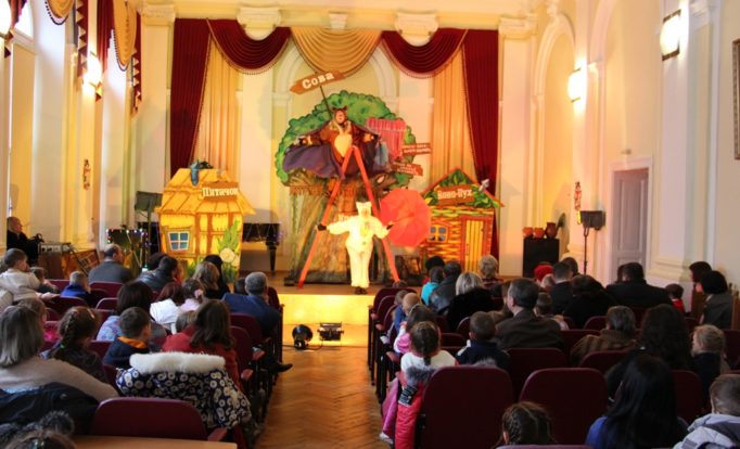 Усі поринули в казку