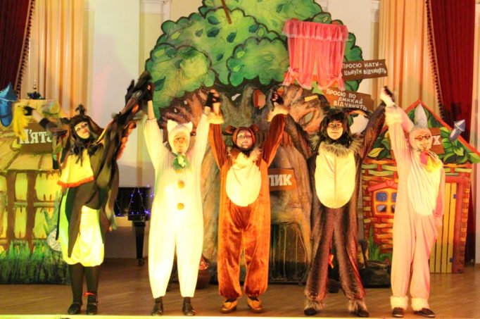 Казкові герої вітають малят