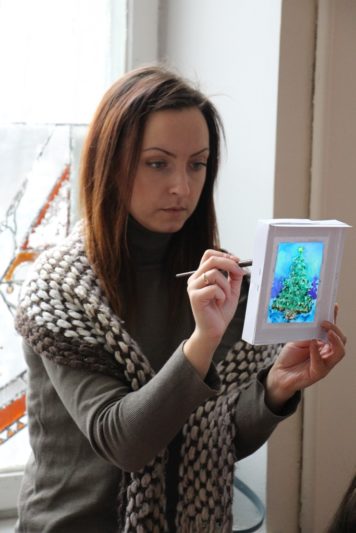 Різдвяну листівку малює викладач Ольга Мартинів