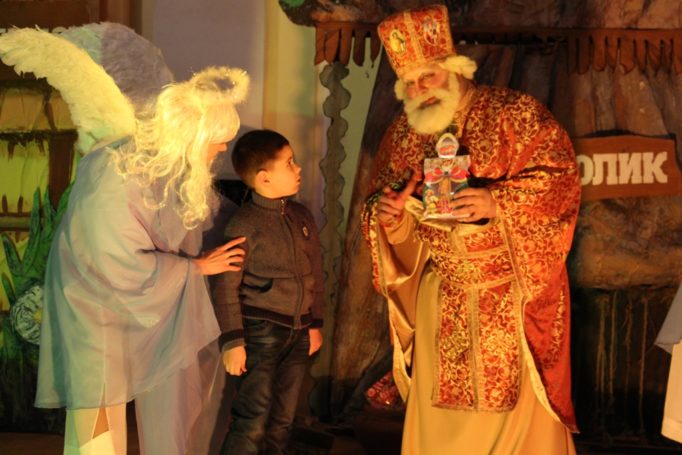 Максим Бучковський уважно слухає св. Миколая