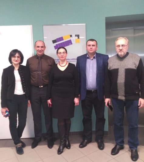 На фото (зліва направо): проректор з міжнародних зв’язків, професор Ірина Швець (Донецький національний університет), проректор з науки та міжнародної співпраці, професор Геннадій Васильчук (Запорізький національний університет), керівник підготовчого відділення Київського національного університету імені Т.Шевченка, доцент Галина Усатенко, проректор з науково-педагогічної роботи, доцент Юрій Вовк, проректор з міжнародного співробітництва та зовнішньо-економічної діяльності, доцент Сергій Скороход (Одеський національний університет імені І.Мечнікова)