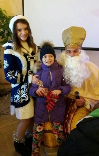 Щасливі діти поруч з св. Миколаєм