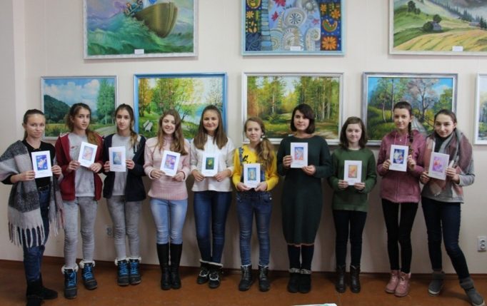 Учні презентують свої різдвяні листівки