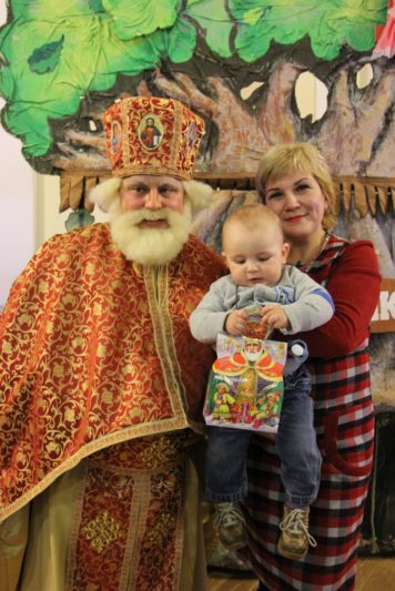 Найменший гість свята Владислав Куцик теж отримав подарунок від св. Миколая