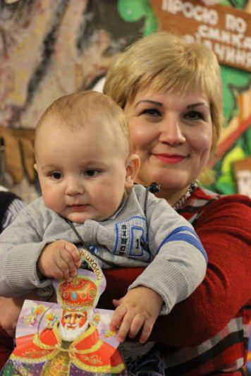 Голова профкому працівників університету доцент Олена Куцик разом з онуком Владиславом отримали подарунок від св. Миколая