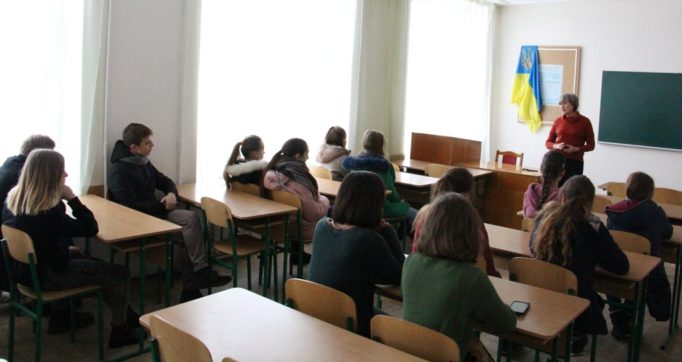 Доцент Валентина Дротенко розповідає учням про навчання на факультеті