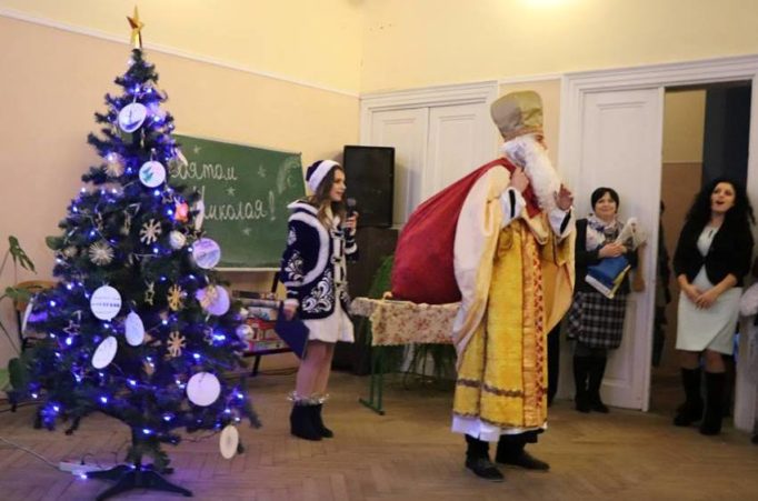 Гості заходу зустрічають св. Миколая