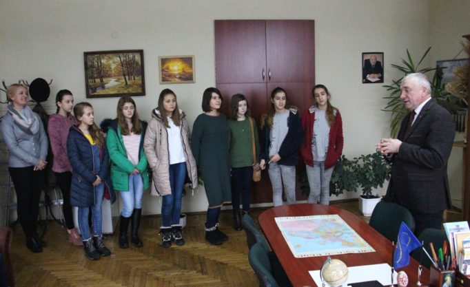 Учні в гостях декана факультету початкової та мистецької освіти доцента Івана Кутняка