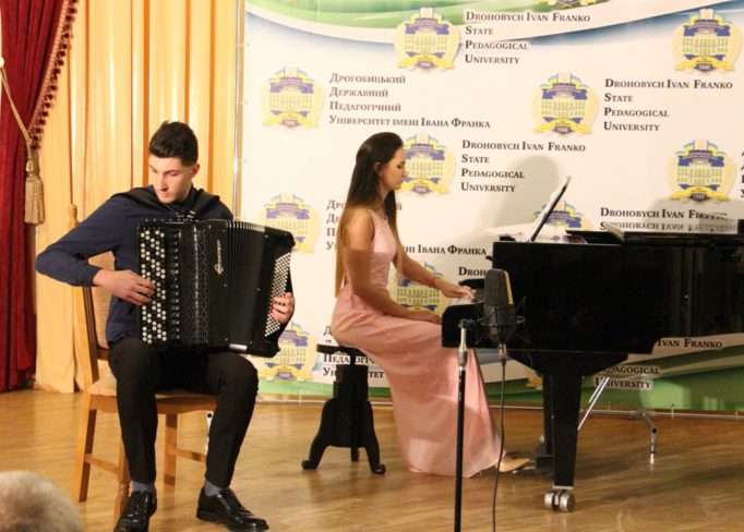 На сцені Ігор Дмитрук та Олександра Дмитрук