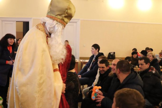 Св. Миколай дарує всім подарки