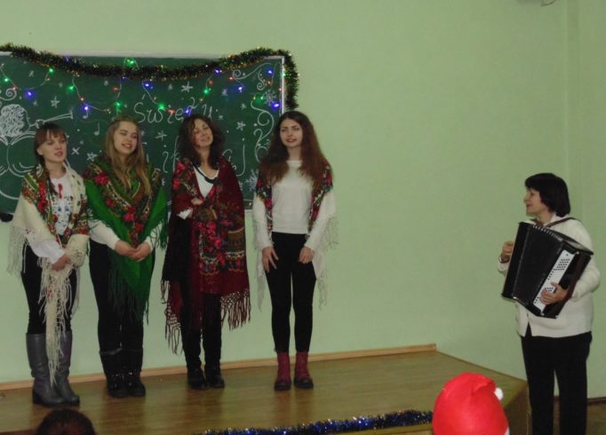 Музичний номер у виконанні студентів групи ПУ-25Б