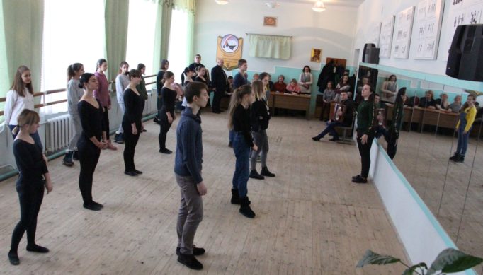 Майстер-клас для гостей проводить викладач-хореограф Магдалина Марушка