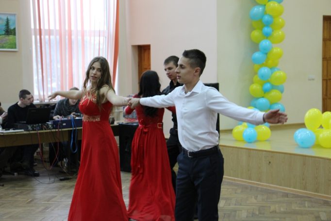 Танцювальні пари конкурсантів виконують вальс