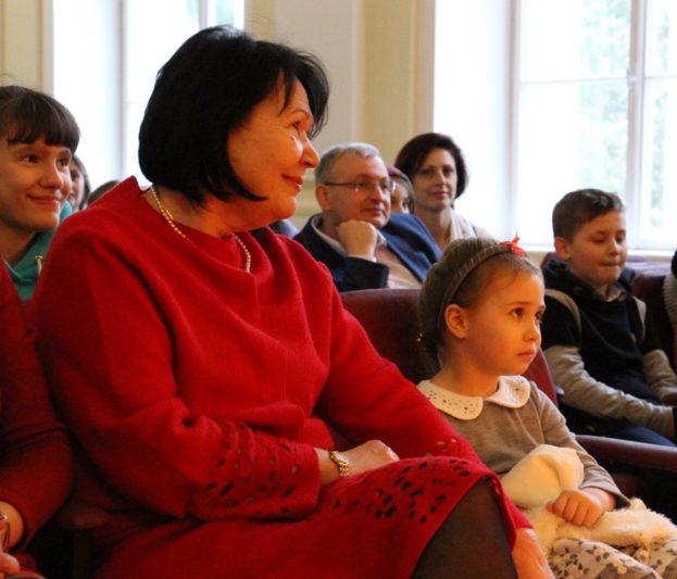 Ректор професор Надія Скотна та Варвара Скотна уважно слухають казку «Вінні Пух»