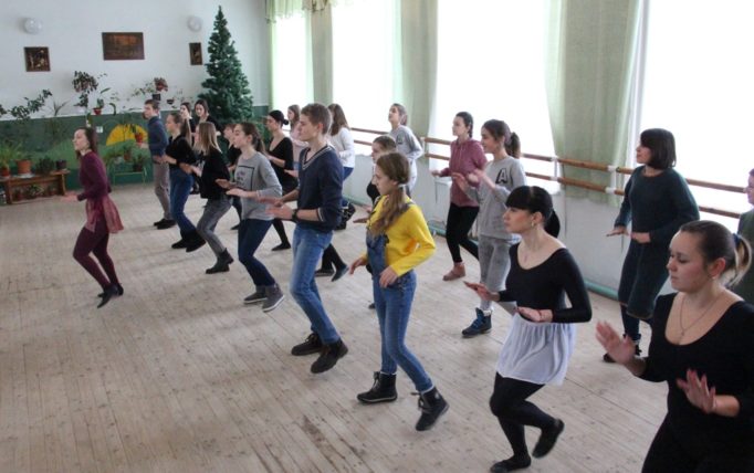 Викладач хореографії Ольга Мартинів навчає учнів сучасного танцю