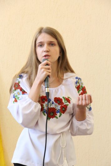 Декламує поезію студентка Тамара Дуда (ІП-31Б)