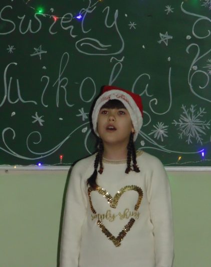 Колядує учениця 5-го класу ЗСШ № 15 Марта Єдліцка