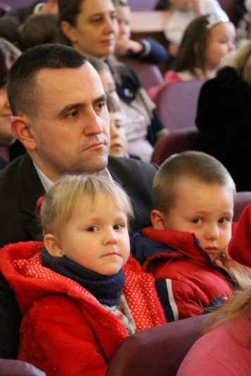 Професор Василь Ільницький разом з дітьми на святі Миколая