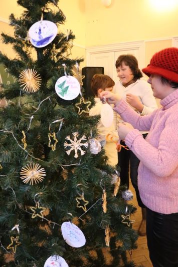 Разом прикрашаємо ялинку