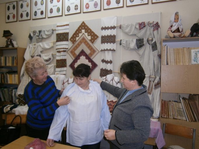 Доцент Надія Кузан демонструє спосіб обробки горловини уставкової сорочки