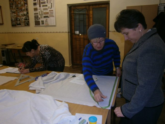 Процес розкроювання уставкової сорочки