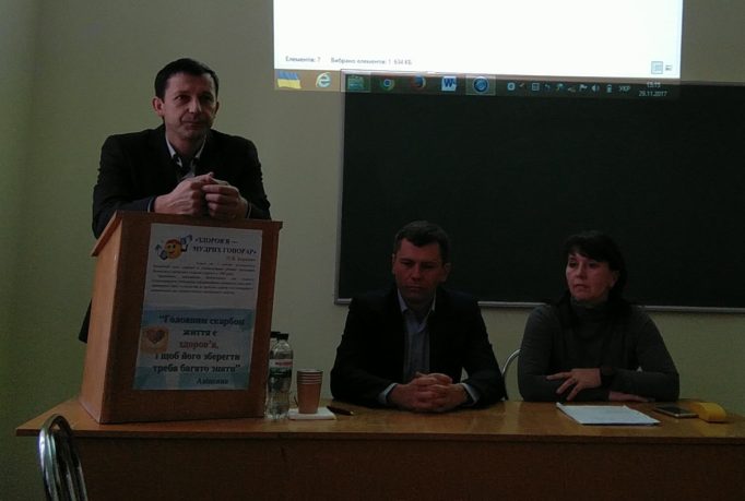 З вітальним словом виступає в. о. директора інституту доцент Роман Чопик