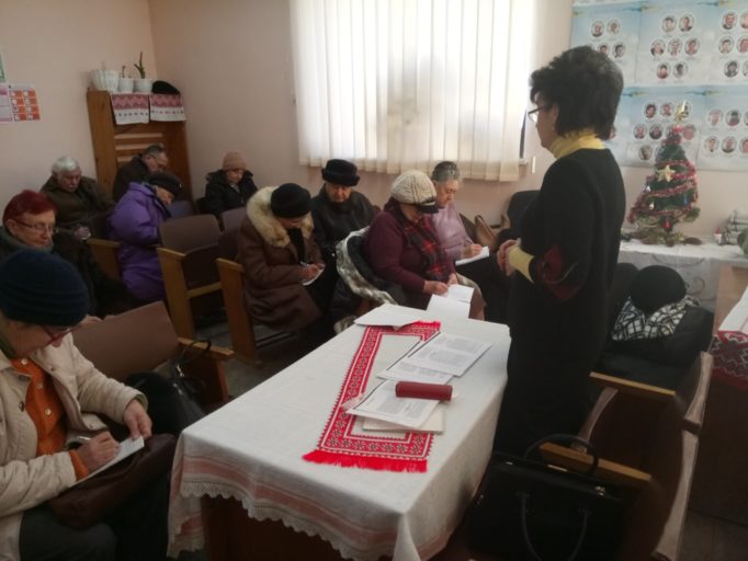 Доцент Галина Ковальчук проводить анкетування з питань серцево-судинних захворювань