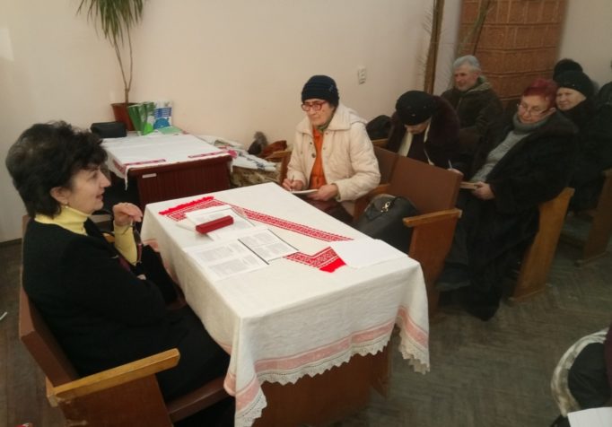 Доцент Галина Ковальчук проводить анкетування з питань серцево-судинних захворювань