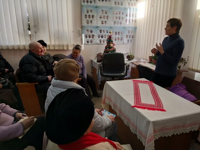 Доцент Олена Волошин читає лекцію «Профілактика порушень зору»