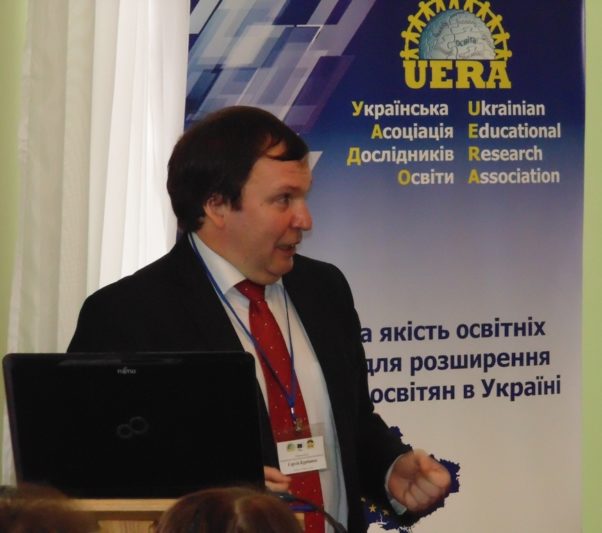 Із доповіддю виступає професор Сергій Курбатов