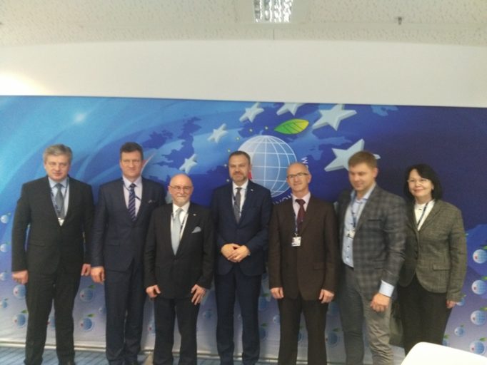 Учасники Форуму зліва направо: ректор професор Прикарпатського Національного університету ім. В. Стефаника Ігор Цепенда, президент вищої школи професійної політики Вострич Олег, Директор Студій Східної Європи Варшавського Університету Ян Маліцкі, президент Інституту міграційних досліджень Мірослав Бенєцк, заступник міністра освіти і науки України Юрій Рашкевич, ректор ДДПУ ім. І. Франка Надія Скотна