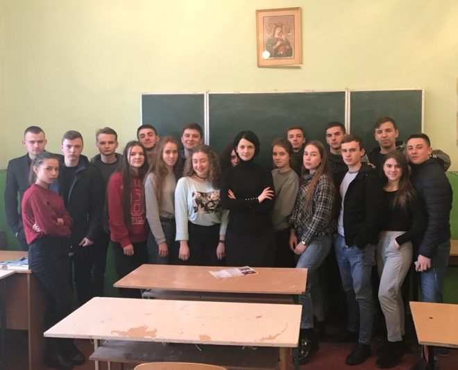 Старший викладач Наталія Кантор з учнями «НВК Школи 1 ступеня – гімназії імені митрополита Андрія Шептицького»