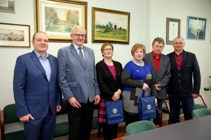 Офіційна зустріч із керівництвом Вищої державної професійної школи імені Вітелона в Легниці (зліва направо: віце-канцлер Єжи Стефаняк, проректор з науки та міжнародних зв'язків професор Як П'єнткевич, керівник проектів відділу суспільних та гуманітарних наук доктор Беата Скварек, професор Світлана Щудло, ректор професор інж. Ришард Писарськи, канцлер mgr Роберт Бурба).