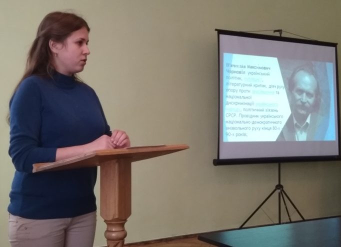 За трибуною Ірина Марків.