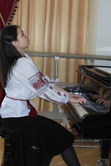 Музичний номер у виконанні Уляни Молчко