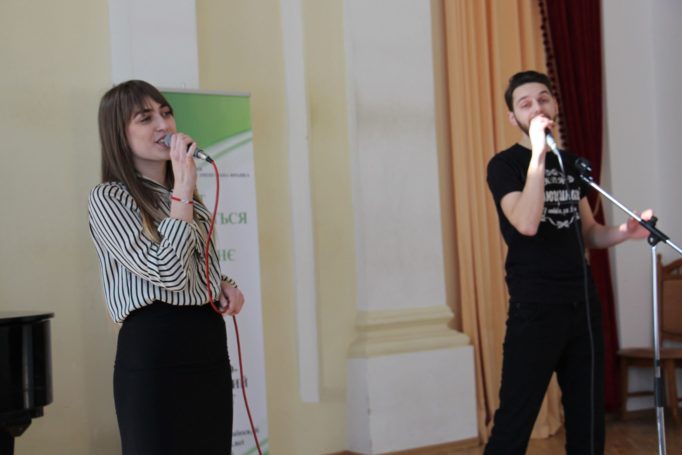 Музичне вітання від студентів Ірини Навроцької та Юрія Сімонова