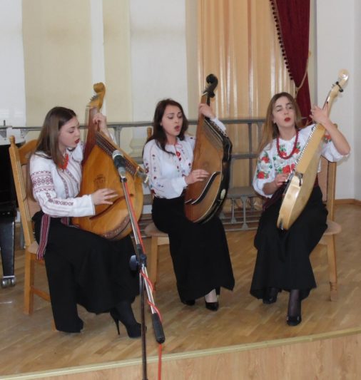 На сцені - Народний ансамбль бандуристок