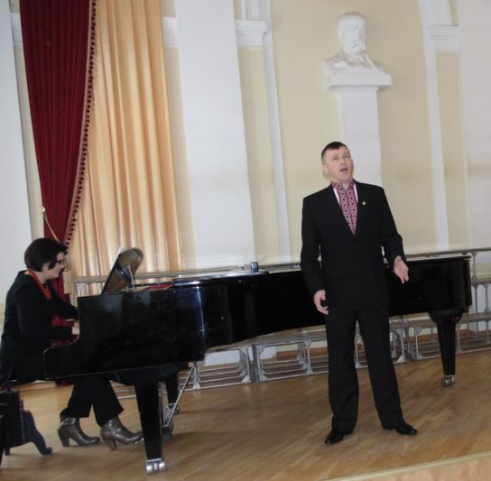 Співає Андрій Боженський