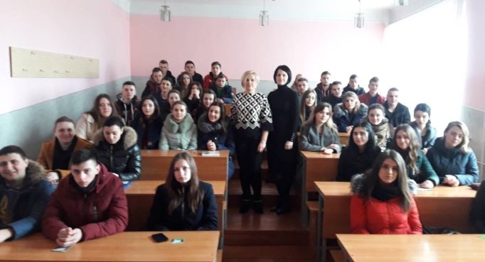 Доцент Єлизавета Копельців – Левицька та старший викладач Наталія Кантор із студентами Стрийського коледжу Львівського аграрного університету