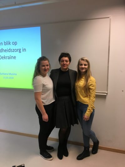 Доцент Олена Волошин зі студентами