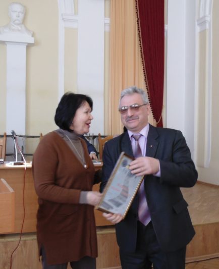 Ректор професор Надія Скотна вручає подяку доценту Людомиру Філоненку