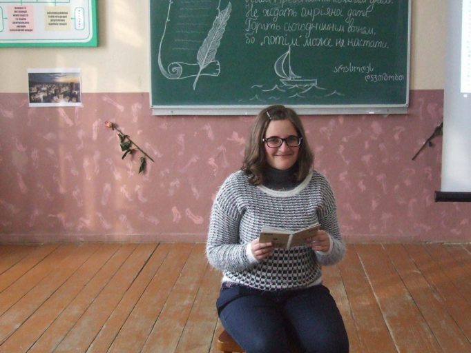 Свої вірші читає Лідія Мазурчак