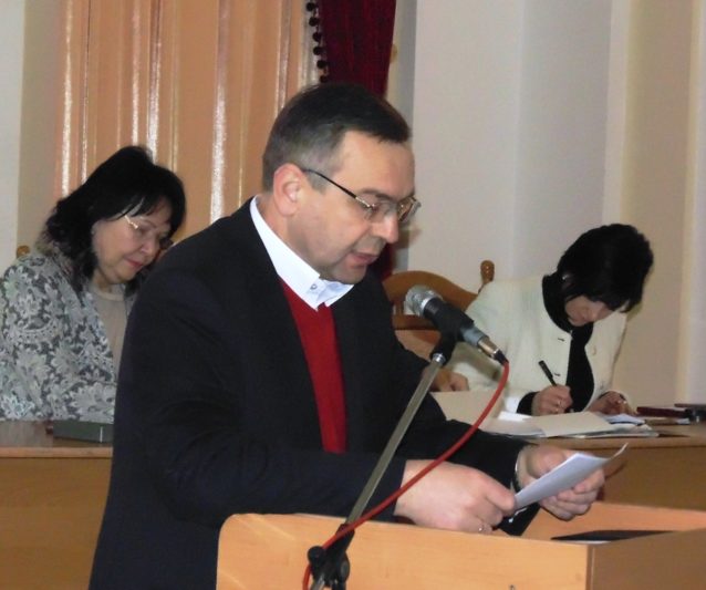 Участь в обговоренні бере проректор з наукової роботи професор Микола Пантюк